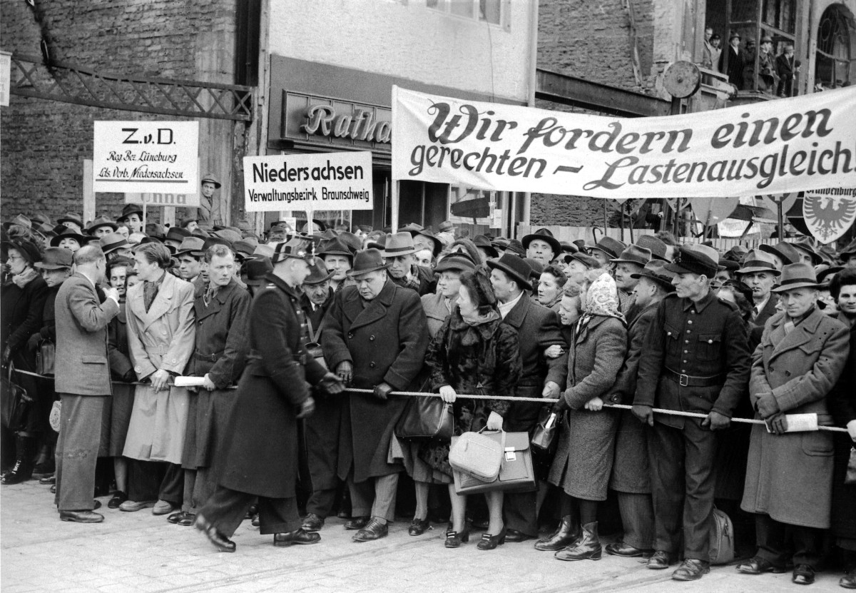 Kundgebung zum Regierungsentwurf zum Lastenausgleich 1951 in Bonn